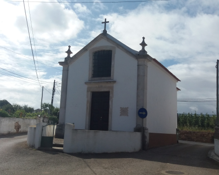 Plaatselijk kerkje in Casal da Fonte op wandelafstand