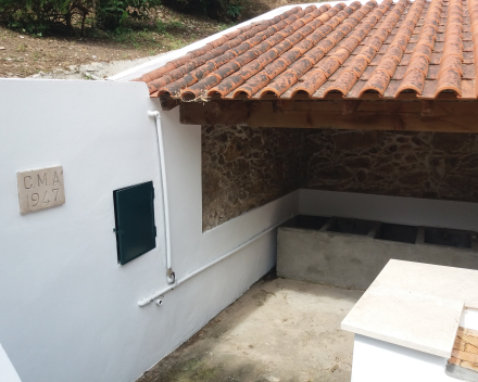 Typisch Portugese wasplaats in Casal da Fonte op wandelafstand