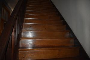 brede ruime houten trap tussen de verdiepingen