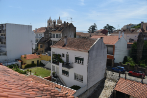 Karaktervolle 2-onder-1kapwoning met B&B potentieel in Alcobaça