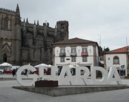 Centro histórico da Guarda,  o Posto de Turismo na praça Luís de Camões